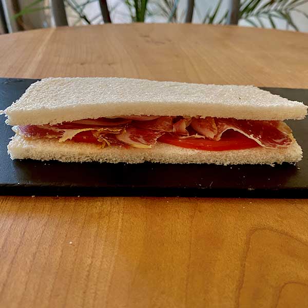 Sándwich de jamón y tomate Harina